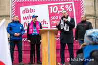 Andreas Hemsing (2. von rechts) bei seiner Rede auf dem Rathausplatz in Kiel (© Julia Petersen)