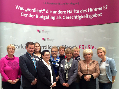 Der Ausschuss für Frauenpolitik und Gleichstellungsfragen der komba mit der Vorsitzenden der dbb bundesfrauenvertretung Helene Wildfeuer (zweite von rechts) (Foto: © Archiv komba gewerkschaft)